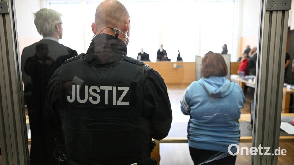 Die Foltervorwürfe sind im Gerichtssaal nur schwer zu ertragen. Bild: Julian Stratenschulte/dpa