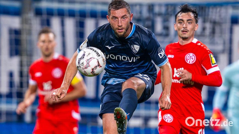 Bochums Maximilian Wittek behauptet den Ball vor Paul Nebel. Bild: David Inderlied/dpa