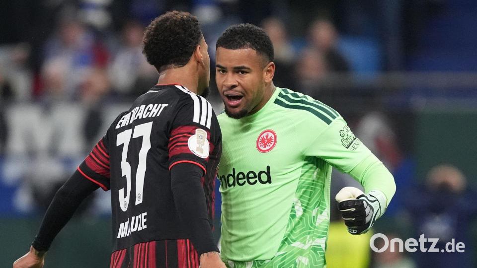Feiern eine gelungene Rettungsaktion: Frankfurts Jeremiaha Maluze (l) und Torwart Noah Atubolu. Bild: Marcus Brandt/dpa