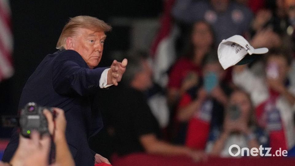 Trump wirft Kappen ins Publikum bei Wahlkampf-Auftritt in Korinth Bild: Jeff Roberson/AP/dpa