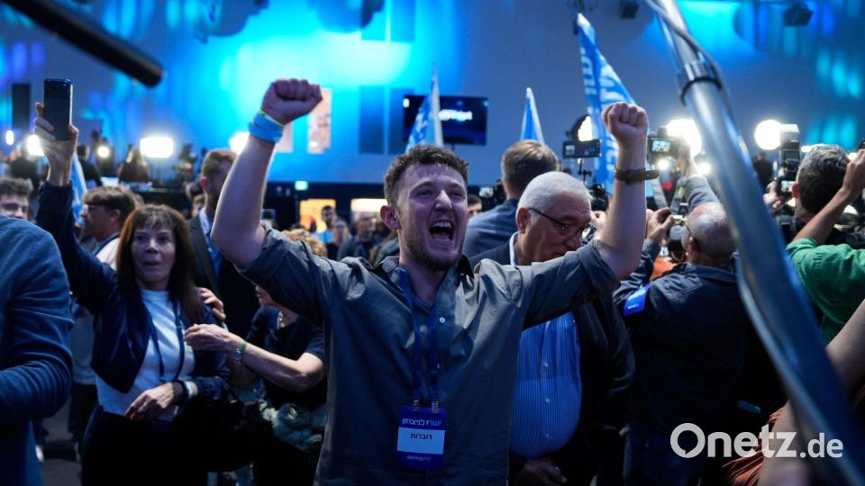 Anhänger von Ex-Militärchef Gadi Eisenkot feiern, weil Prognosen das Lager um seine Jachad-Partei vorne sehen. Bild: Ariel Schalit/AP/dpa