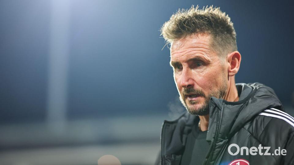 Nürnberg-Trainer Miroslav Klose will von seinen Spielern einen würdigen Auftritt sehen. Bild: Daniel Karmann/dpa