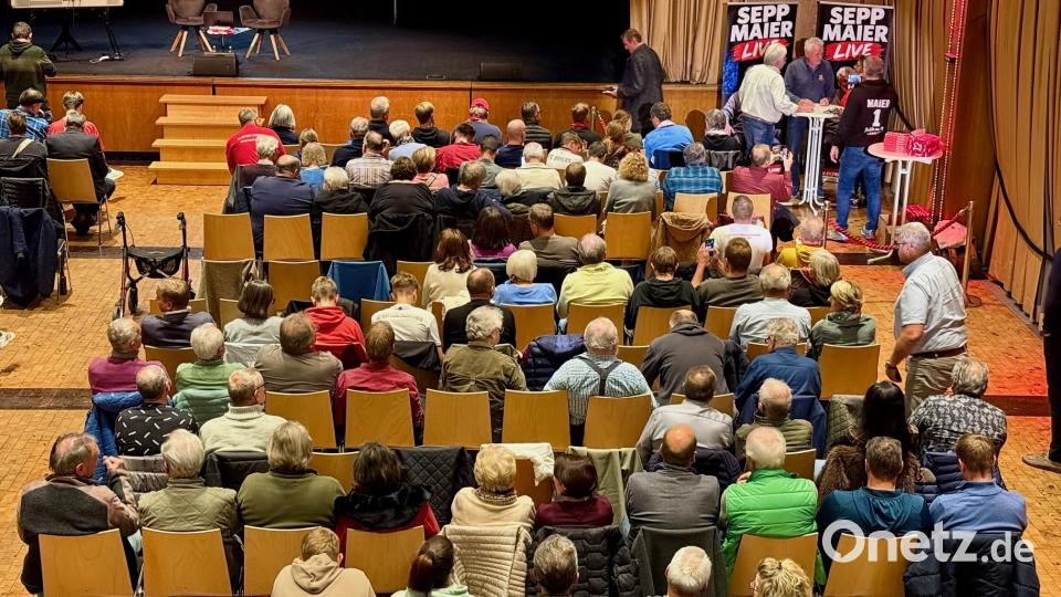 Die Vohenstraußer Stadthalle war fast ausverkauft. Bild: Gabi Schönberger