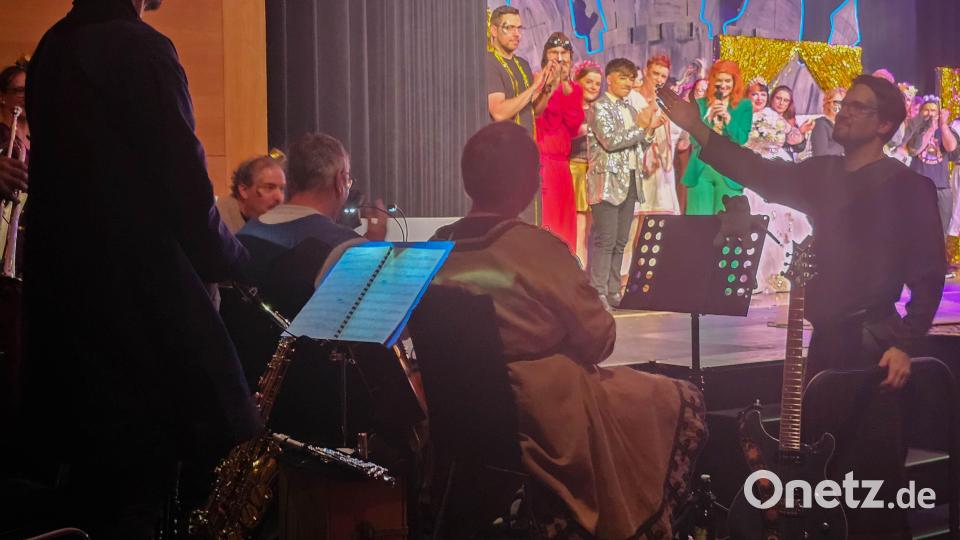 Sonderapplaus für die Band: Andreas Lehmann ist auch musikalischer Leiter bei "Addams Family". Bild: Tobias Schwarzmeier