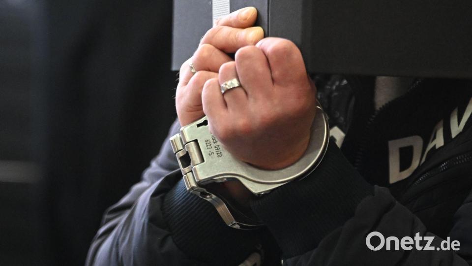 Den Angeklagten drohen lange Haftstrafen. Bild: Julian Stratenschulte/dpa