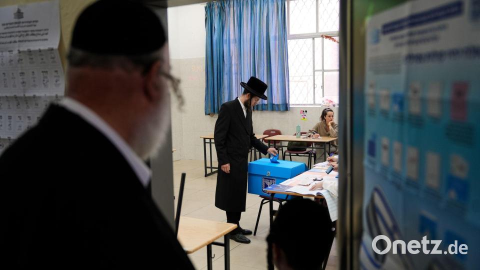 Orthodoxer Jude gibt in einem Wahllokal bei den Parlamentswahlen in Israel seine Stimme ab Bild: Baz Ratner/AP/dpa