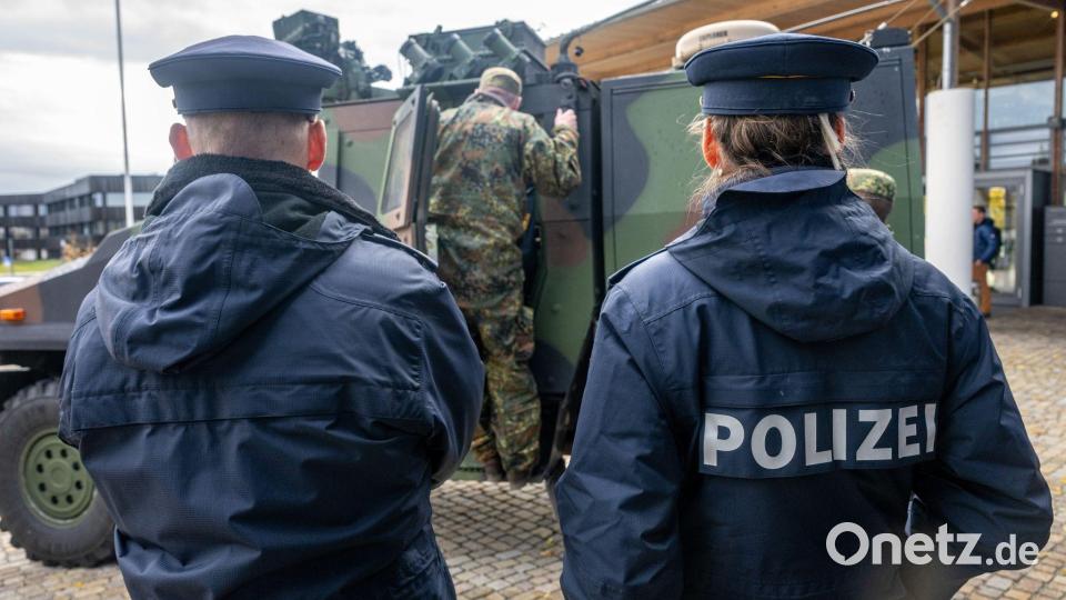 Bei einer Bundeswehrübung kam es vor einem Jahr versehentlich zu einem Schusswechsel zwischen Polizei und Bundeswehr. (Archivbild) Bild: Armin Weigel/dpa