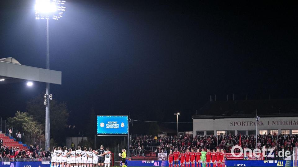 Vor dem Anpfiff gibt es eine Schweigeminute wegen des Zugunglücks in Spanien. Bild: Harry Langer/dpa