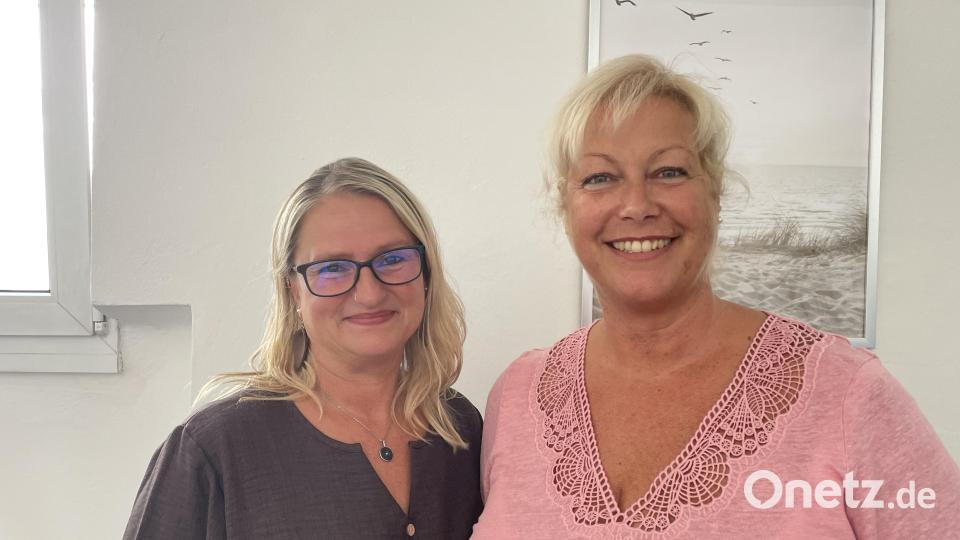 Michaela Zant (links) arbeitet bei Witt in Weiden. Sie ist gehörlos und hatte Schwierigkeiten, einen Job zu finden. Cornelia Wurm vom Integrationsfachdienst Oberpfalz half ihr dabei. Bild: Paulina Schmidt
