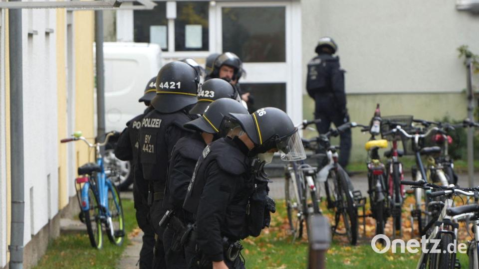 Einsatzkräfte der Bereitschaftspolizei suchen die Umgebung nach der Explosion in einem Mehrfamilienhaus ab. Mindestens vier Menschen wurden teilweise schwer verletzt und in Krankenhäuser gebracht, wie ein Sprecher der Polizei sagte. Laut Feuerwehr werden zudem drei Personen vermisst - es ist aber unklar, ob sich diese zum Zeitpunkt der Explosion im Gebäude befanden. Bild: Felix Kirberg/dpa