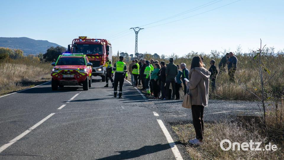 Rettungskräfte sind am Unfallort im Einsatz. Bild: Juanma Jiménez/EUROPA PRESS/dpa