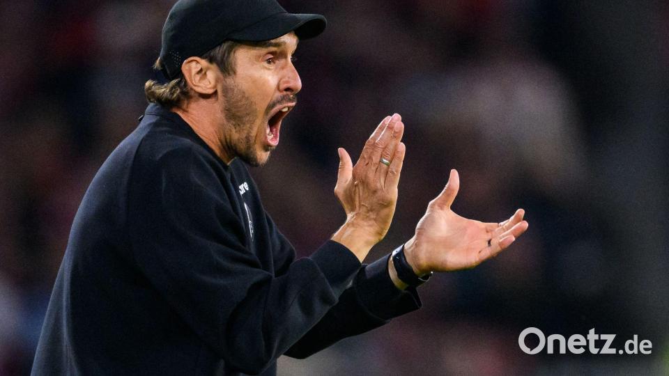 90 Minuten Volldampf: Freiburgs Trainer Julian Schuster steht an der Seitenlinie selten still. (Archivbild) Bild: Tom Weller/dpa