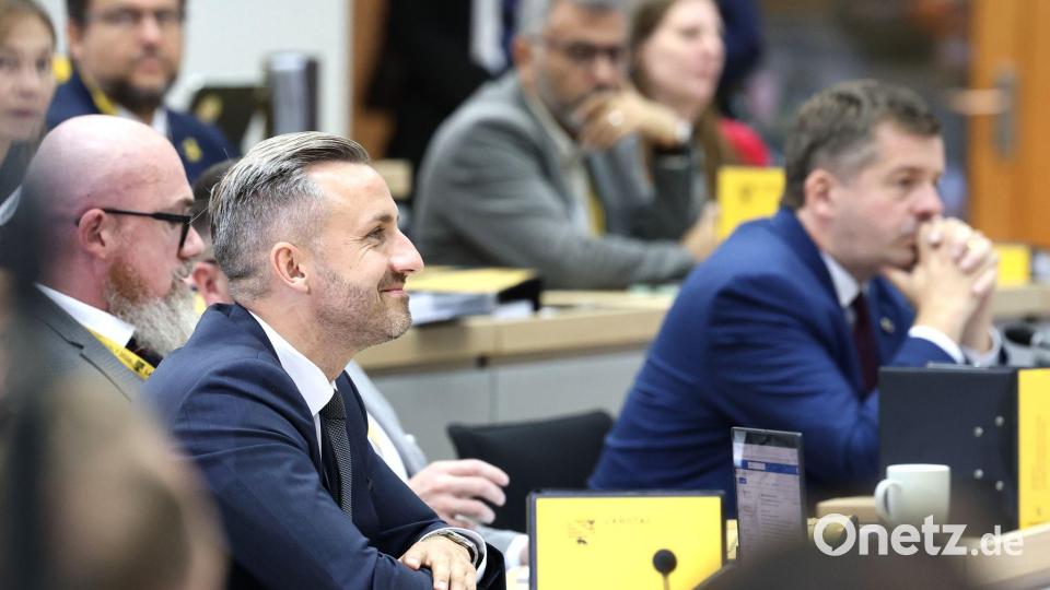 Die AfD in Sachsen-Anhalt hat derzeit gut lachen: Spitzenkandidat Ulrich Siegmund (2. von links) will sich im Dezember zum Ministerpräsidenten wählen lassen. (Archivfoto) Bild: Jan Woitas/dpa pool/dpa