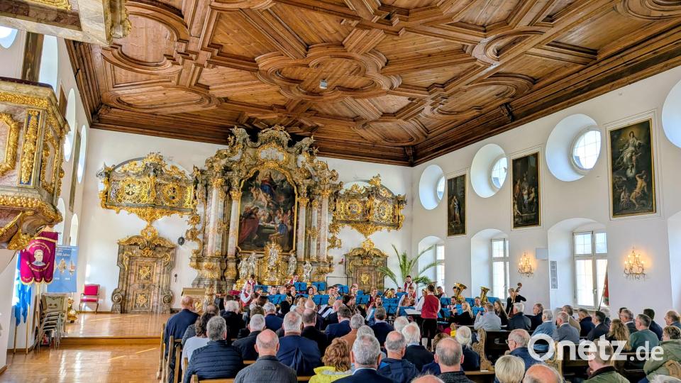 Die Musikkapelle Ursensollen mit Dirigent (Mitte) Stefan Neger im Kongregationssaal. Bild: Michael Koller Junior