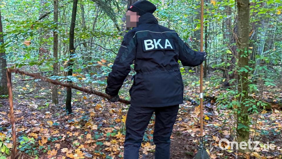 Sondierungsarbeiten bei Sulzbach-Rosenberg: In einem Waldstück werden Leichenteile vermutet. Vorerst sind die Grabungen eingestellt. Bild: Stephan Huber