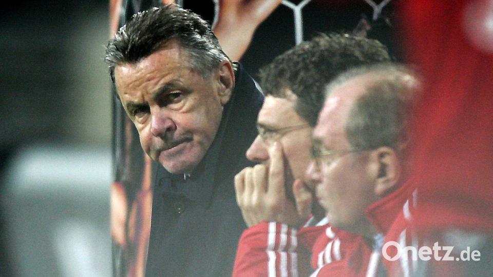 Einst beim FC Bayern Seite an Seite: Coach Ottmar Hitzfeld (l) und Co-Trainer Michael Henke (M). (Archivbild) Bild: picture-alliance/ dpa