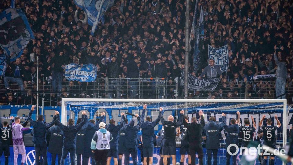 Bochums Spieler feierten nachdem Pokalerfolg mit den Fans. Bild: David Inderlied/dpa