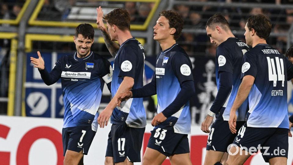 Die Hertha-Profis bejubeln das 1:0 durch Kapitän Josip Brekalo. Bild: Carmen Jaspersen/dpa