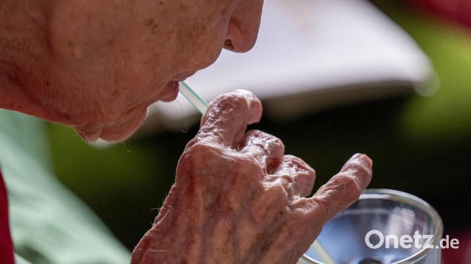 Ältere Menschen und solche mit Vorerkrankungen sind bei extremer Hitze besonders gefährdet. Bild: Monika Skolimowska/dpa/dpa-tmn