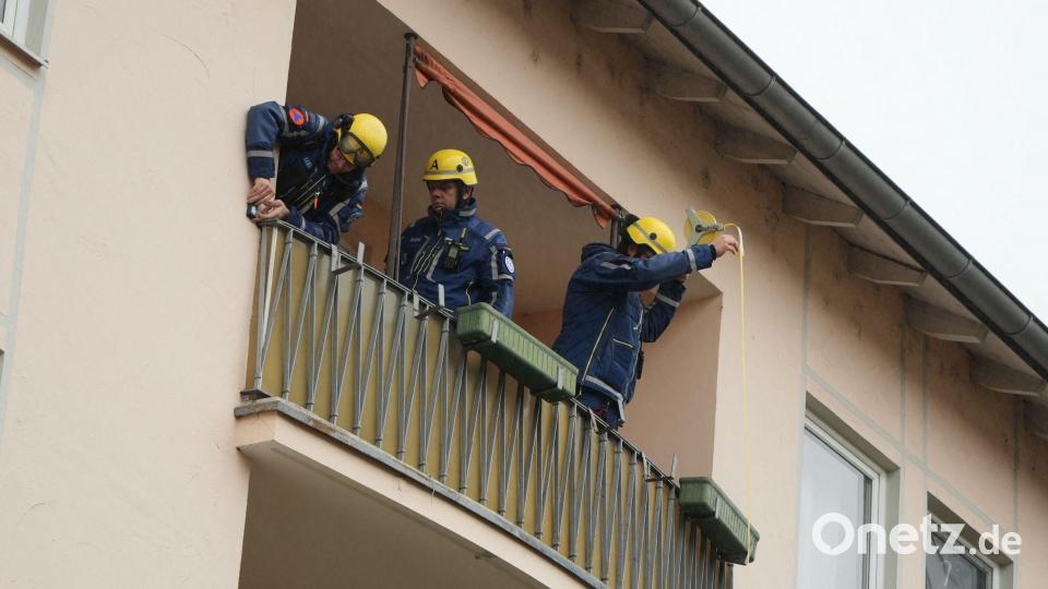 Mitarbeiter des Technischen Hilfswerks (THW) sind nach der Explosion in einem Mehrfamilienhaus in Regensburg an der Unglücksstelle im Einsatz. Bild: Felix Kirberg/dpa