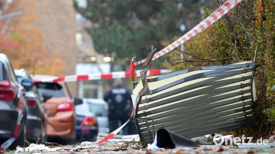 Trümmer flogen bis auf den Gehweg. Bild: Felix Kirberg/dpa