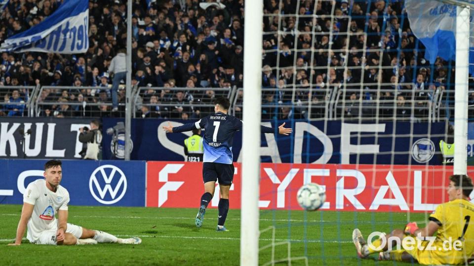 Hertha-Kapitän Josip Brekalo erlöst die Hertha beim Viertligisten Jeddeloh II. Bild: Carmen Jaspersen/dpa