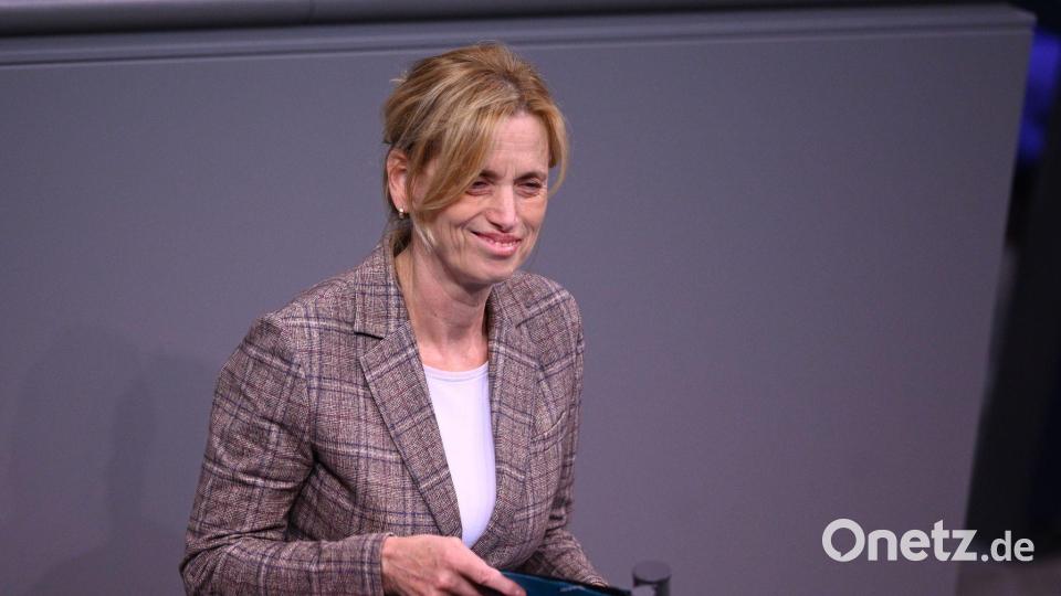 Bundesfamilienministerin Karin Prien gibt Entwarnung: Beim Elterngeld soll es nicht zu den bisher diskutierten Kürzungen kommen. (Archivbild) Bild: Celine Frohnapfel/dpa
