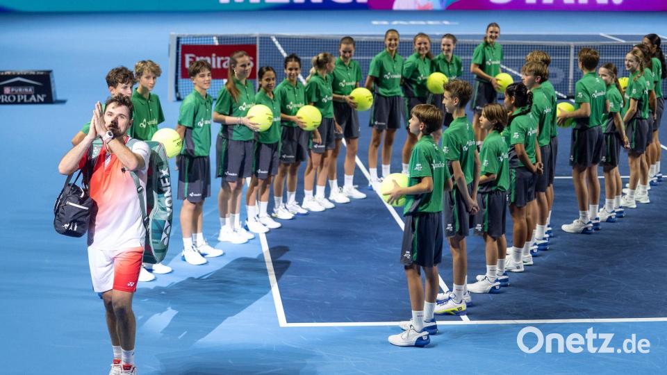 Stan Wawrinka ließ sich nach seinem letzten Spiel noch einmal von den Fans feiern. Bild: Claudio Thoma/KEYSTONE/dpa