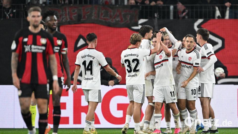 Nürnberg jubelt in Leverkusen über den Treffer zum 2:0. Bild: Federico Gambarini/dpa