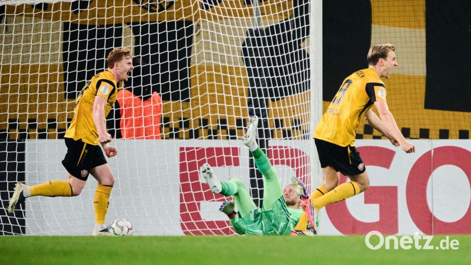 Schalkes Torwart Loris Karius (M) kann die 1:0-Führung von Dynamo Dresden nicht verhindern. Bild: Robert Michael/dpa