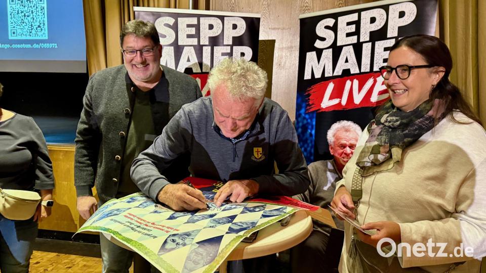 Sepp Maier schreibt fleißig Autogramme. Bild: Gabi Schönberger