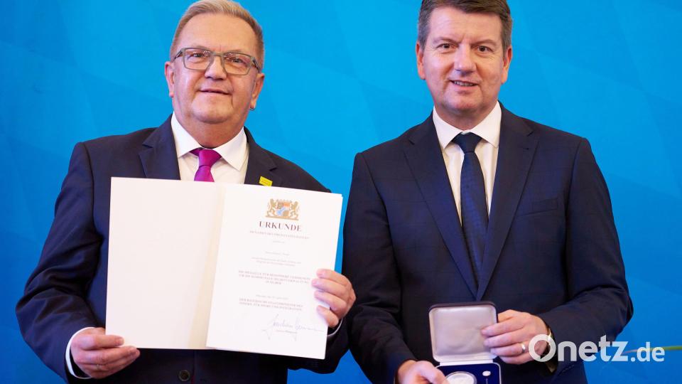 Innenstaatssekretär Sandro Kirchner (rechts) verleiht die Kommunale Verdienstmedaille in Silber an Martin J. Preuß. Bild: Bayerisches Innenministerium / Matthias Pfützner