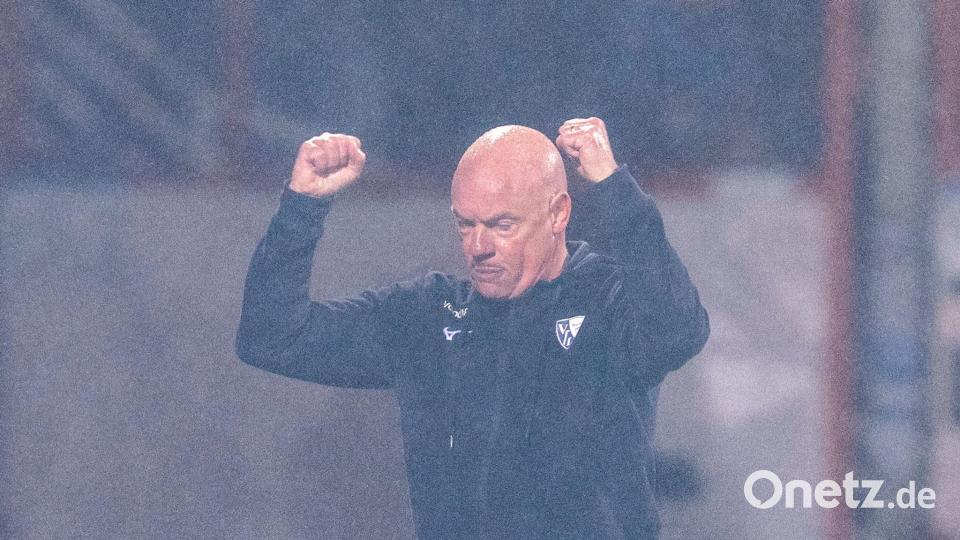 Uwe Rösler jubelt über den Schlusspfiff beim 2:0-Pokalerfolg. Bild: David Inderlied/dpa