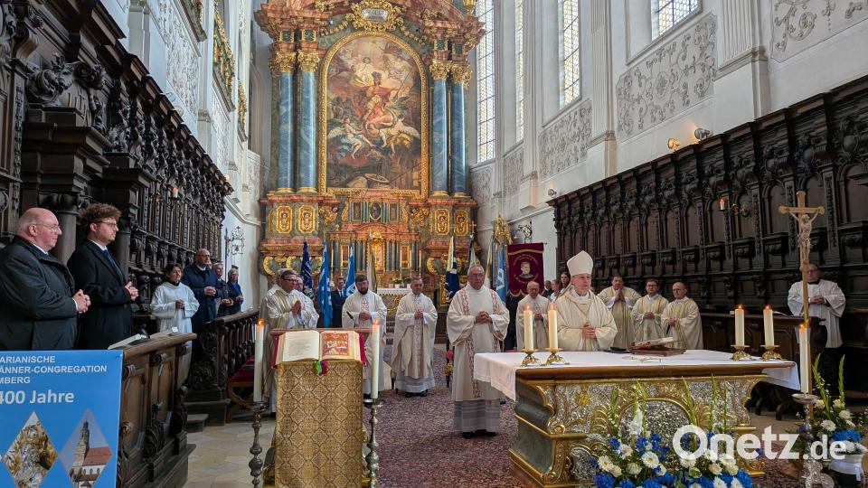 Die Festmesse in St. Georg zum Jubiläum der MMC zelebrierte Weihbischof Reinhard Pappenberger (Mitte) mit. Bild: Michael Koller Junior