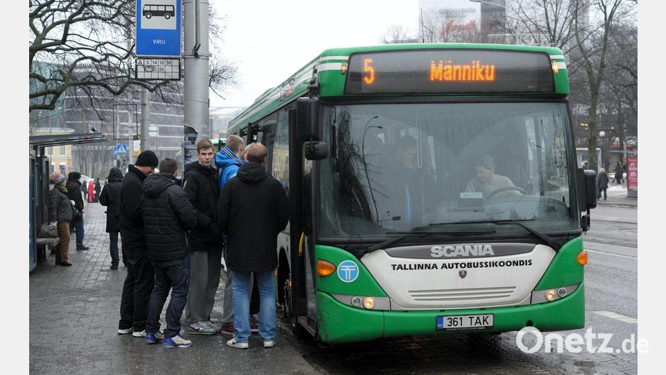 Ein Bus erfasste den selbstfahrenden Lieferroboter an einer Kreuzung. (Symbolbild) Bild: Stringer/AFI/EPA/dpa