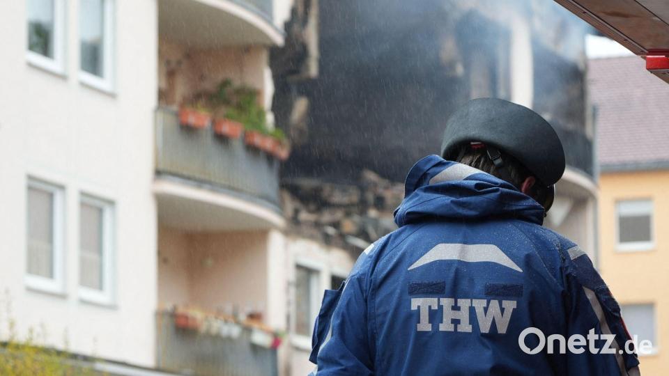 Mitarbeiter des Technischen Hilfswerks (THW) sind nach der Explosion in einem Mehrfamilienhaus in Regensburg an der Unglücksstelle im Einsatz. Bild: Felix Kirberg/dpa