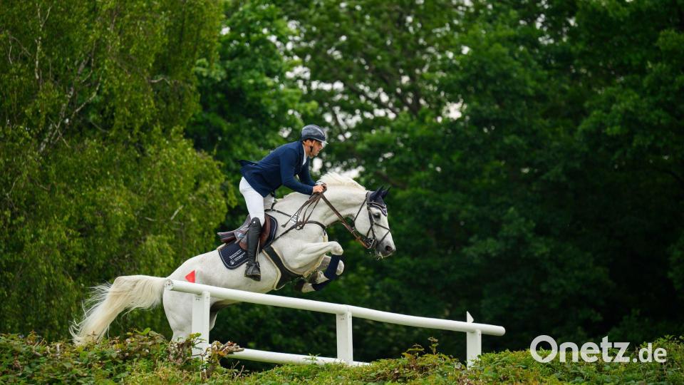 Auf dem Gelände des Derby-Parks macht die neue Reitsport-Serie im September Station. Bild: Gregor Fischer/dpa