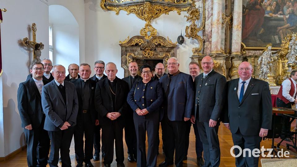 Beim Festakt (von links) Kaplan Matthias Merkl, Diakon Dieter Gerstacker, Monsignore Ludwig Gradl, Pfarrer Otto Nachtmann, Zentralpräses Markus Brunner, Pfarrer Michael Jakob, Weihbischof Reinhard Pappenberger, Dekan Thomas Helm, Zweite Bürgermeisterin Birgit Fruth, Pfarrer Martin Schöpf, Zentralpräses Monsignore Thomas Schmid Regensburg, Präfekt von Freising, Präfekt Stefan Burghart Altötting und (rechts) Präfekt Michael Koller Bild: Michael Koller Junior
