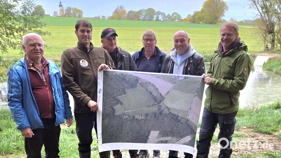 Im Klingenbachtal wurde viel geschafft, was die Verantwortlichen sehr stolz macht. Von links: Adolf Küblböck vom LBV, Diplom-Biologe Philipp Glaab vom Naturpark, Bernd Bauer als OWV-Artenschützer, Kurt Waldeck, der die Baggerarbeiten erledigte, Bürgermeister Gerhard List und Manfred Häring, der LBV-Kassenchef. Bild: jml