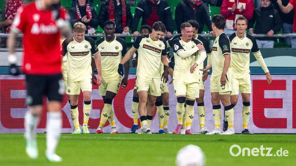 Kaiserslautern jubelt nach dem Tor zum 0:1 in Hannover. Bild: David Inderlied/dpa