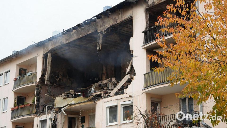 In einem Mehrfamilienhaus in Regensburg kam es in der Nacht zum Mittwoch zu einer Explosion und einem Brand. Bild: Felix Kirberg/dpa