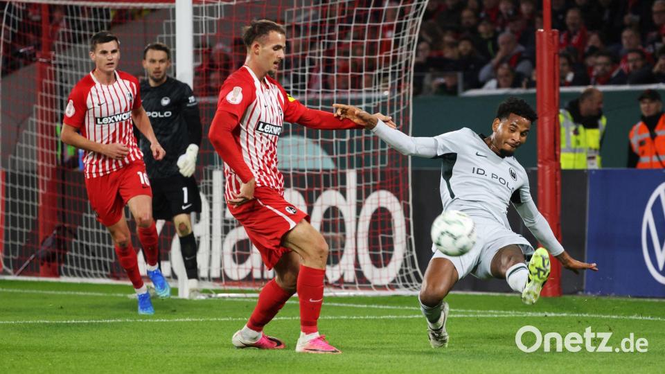 Heißer Pokaltanz in Freiburg: Wolfsburgs Cleiton (r) grätscht den Ball vor SC-Spieler Max Rosenfelder weg. Bild: Philipp von Ditfurth/dpa