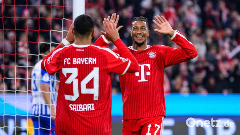Torschützen unter sich: Michael Olise bedankt sich bei Ismael Saibari (l) nach dem 1:0. Bild: Tom Weller/dpa