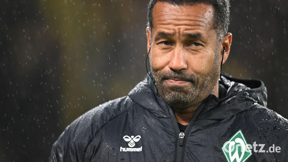 Daniel Thioune ist gegen die Regel, dass Spieler wegen des Trikotausziehens beim Torjubel die Gelbe Karte bekommen. (Archivbild) Bild: Fabian Strauch/dpa