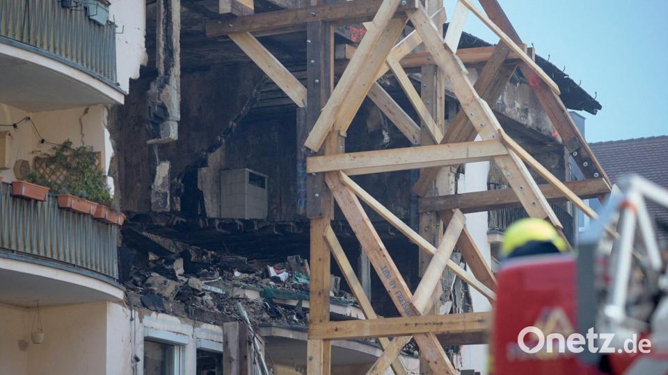 Feuerwehrleute arbeiten an dem Wohnhaus in Regensburg. Bild: Tizian Gerbing/dpa
