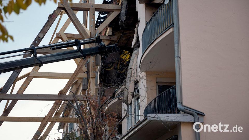 Die Explosion riss ein großes Loch in die Hauswand. Bild: Tizian Gerbing/dpa