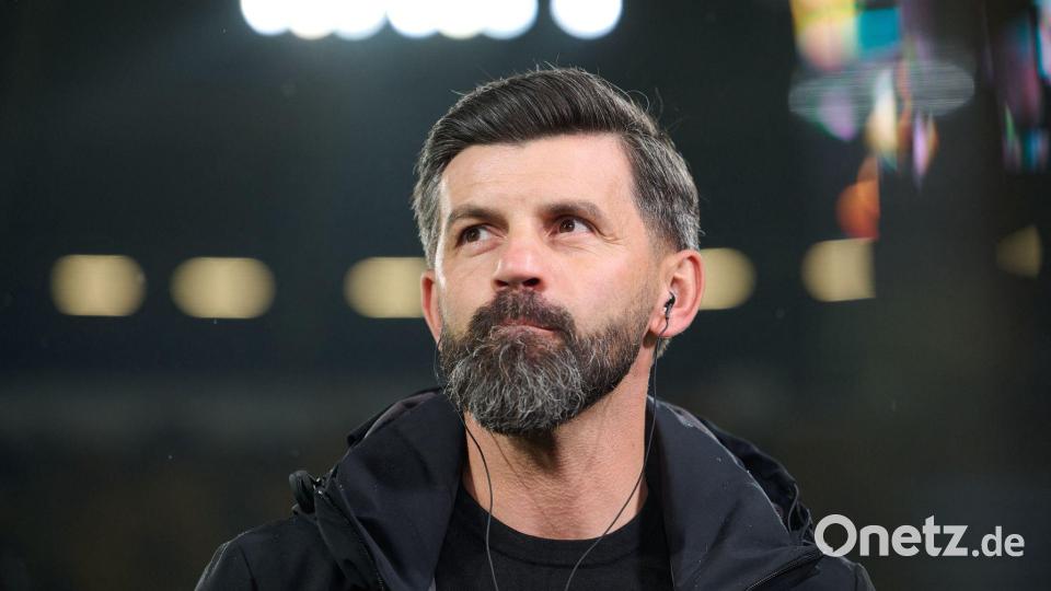 Trainer Miron Muslic von Schalke 04 will nach dem Pokal-Aus die Ruhe bewahren. Bild: Robert Michael/dpa