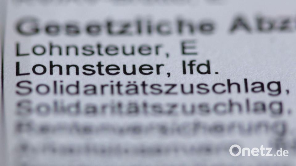 Wer eine Lohnsteuerermäßigung beantragen möchte, muss auf Fristen achten. (Symbolbild) Bild: Jens Büttner/dpa-Zentralbild/dpa