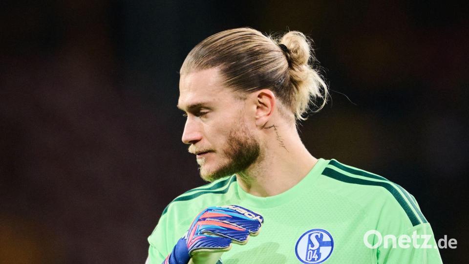 Torwart Loris Karius (Schalke 04) hadert mit der Leistung seines Teams. Bild: Robert Michael/dpa