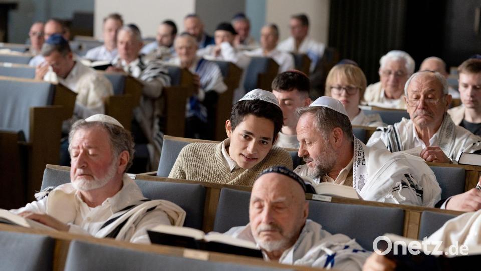Szene in Synagoge aus dem Film „Doitscha - Alles geht vorüber“ mit Yahli Yogev (links) und Samuel Finzi. (Handout-Foto) Bild: Andreas Dobslaff/WDR Kommunikation/Multimediakommunikation/dpa